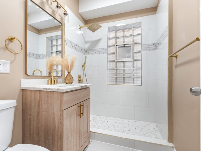 Building Photo - 7634 S May St