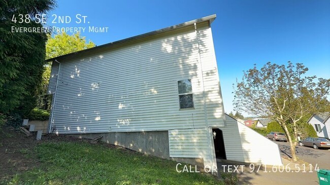 Building Photo - 438 SE 2nd St
