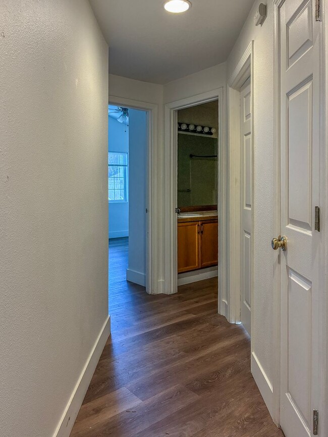 Building Photo - 3 Bedroom 2 Bath Ranch Home Available January 2026 !