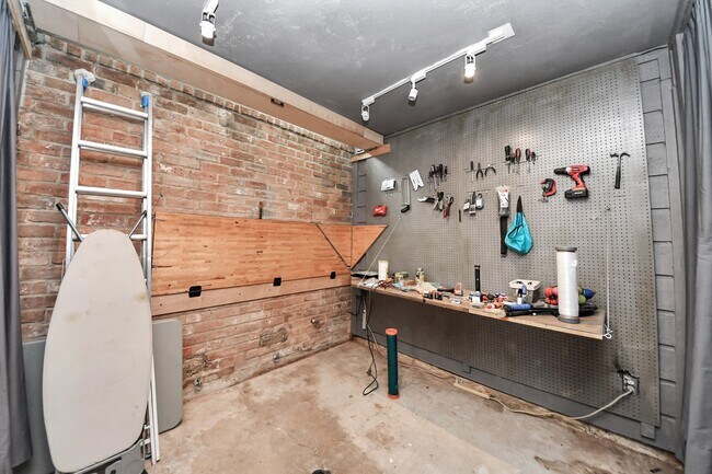 Building Photo - 7877 Kendalia Dr