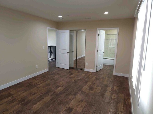 Building Photo - 1334 W 62nd St