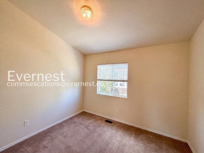 Building Photo - 3 Bed, 2.5 Bath Home with Fenced Yard & Garage / Available Soon!