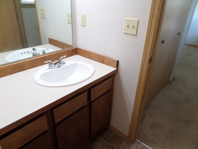 Building Photo - Super Cute 3 Bedroom Duplex with Fenced Ba...