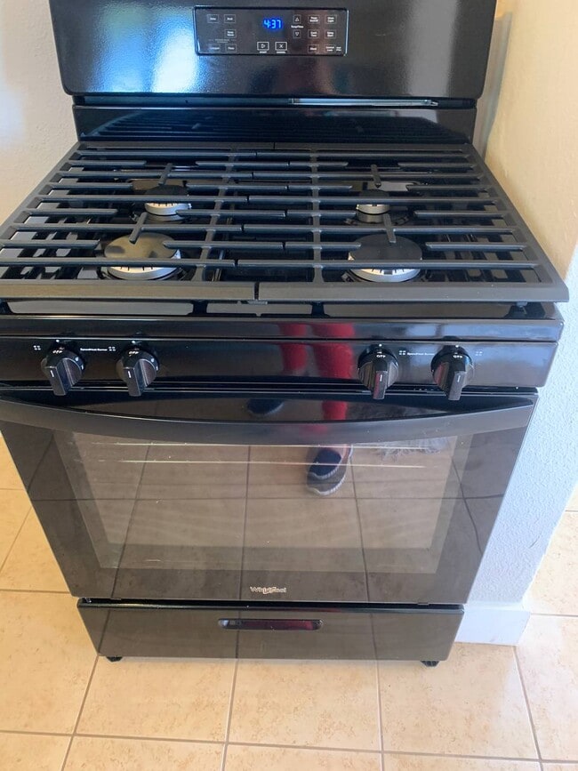 Building Photo - 319 E San Joaquin Ave