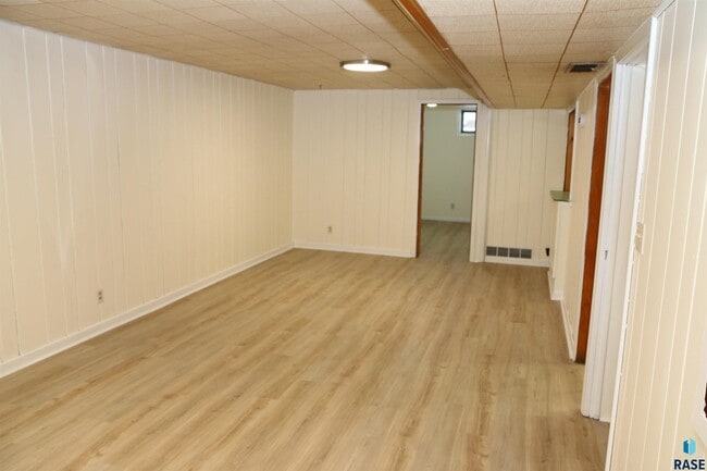 Building Photo - 1905 S Western Ave