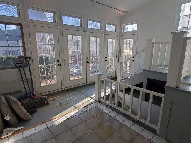 Building Photo - Historic eastside townhome