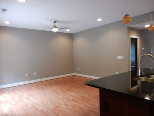 Building Photo - Like New Townhome in Old SW! Close to Cari...