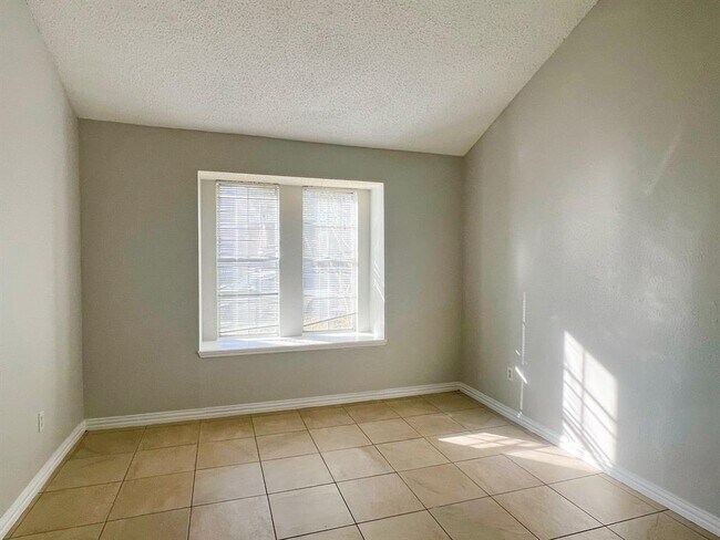 Building Photo - 18586 N Lyford Dr