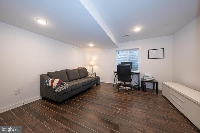 Building Photo - 1326 N Mascher St