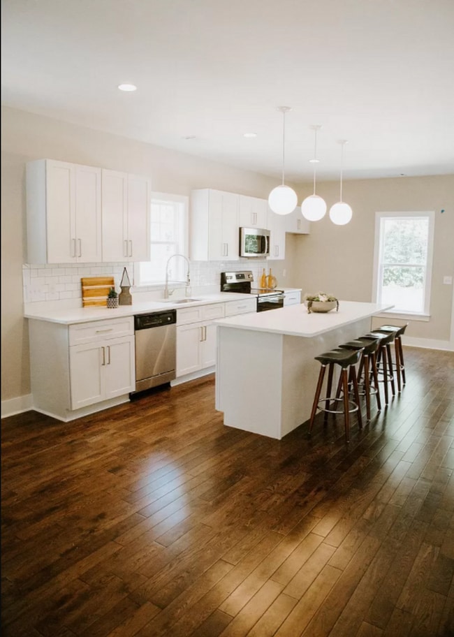 Building Photo - Beautiful 4 bedroom 4 bathroom house in th...