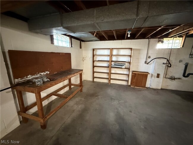 Building Photo - 2024 Delaware Dr SE