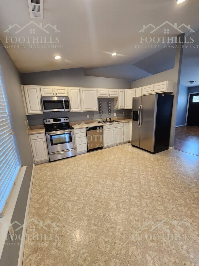 Building Photo - 438 Old Colony Rd