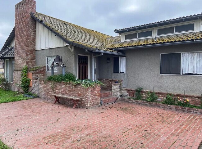 Building Photo - 3 bedroom, 2 bath westside Porterville