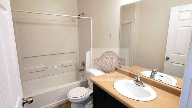 Building Photo - Great 3 Bed 2 Bath Sandy Condo!!