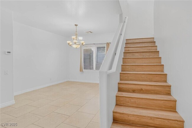 Building Photo - 2872 Strathallan Ave