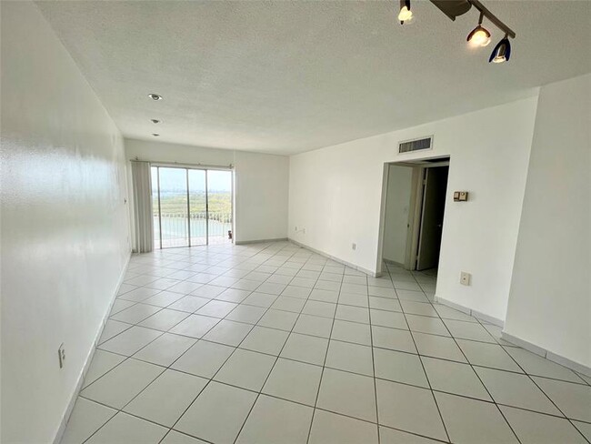 Building Photo - 400 Kings Point Dr