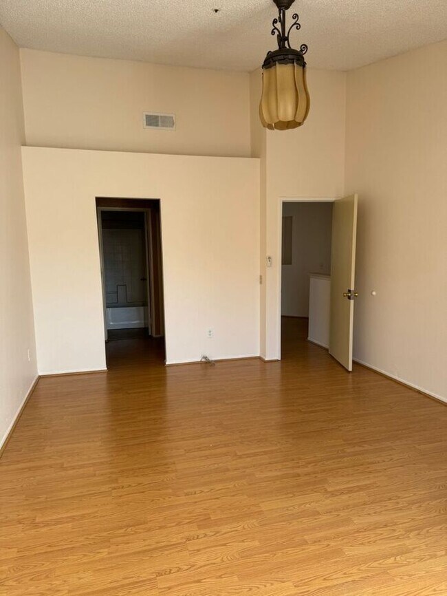 Building Photo - Beautiful 3 Bedroom House in Private Fontana Area CA 92337