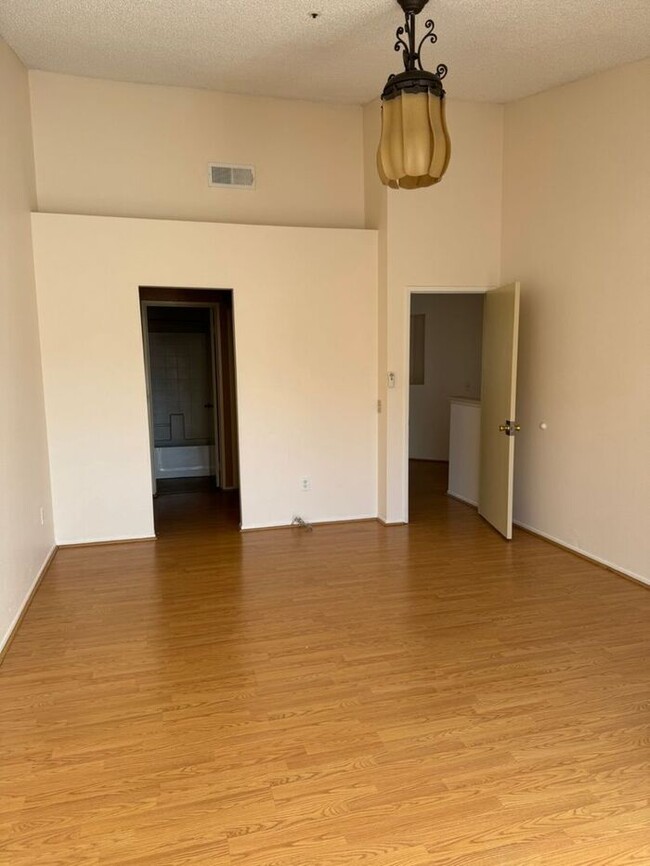 Building Photo - Cozy 3 Bedroom 2.5 Bathroom in Fontana CA ...