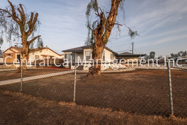 Building Photo - 2 Bedroom, 1 Bath Home - $1595 per month!