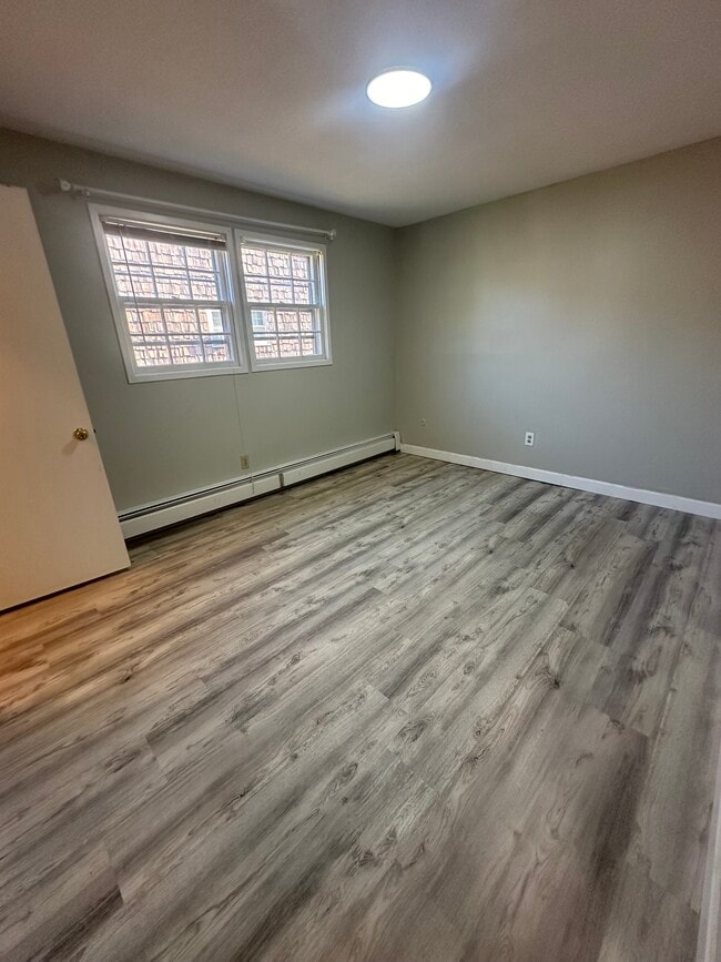 Building Photo - Beacon St Unit 12