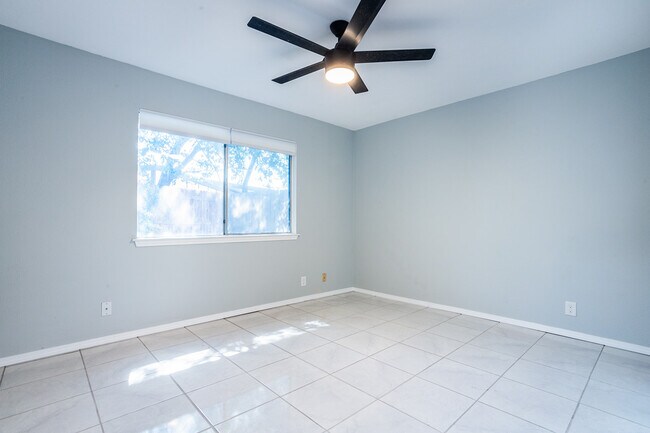 Building Photo - 5275 Meadow Rise St