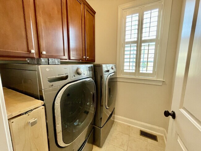 Building Photo - 4 Bed, 2 Bath Nest With Pool In Mariner's Pointe