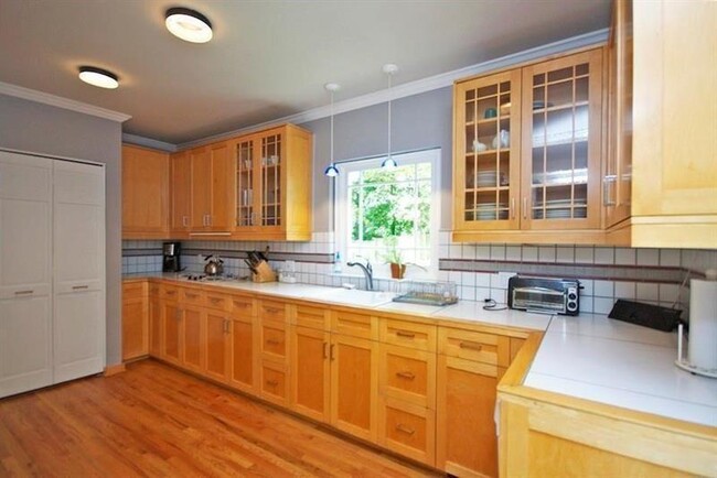 Building Photo - 412 Hilldale Dr