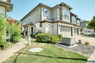Building Photo - 13400 Briarwick Dr