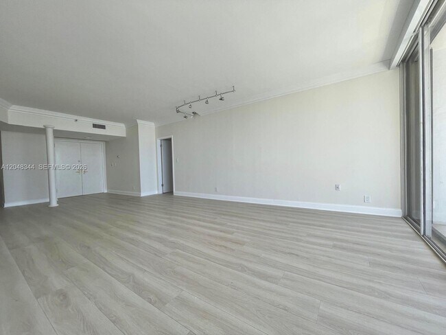 Building Photo - 20281 E Country Club Dr
