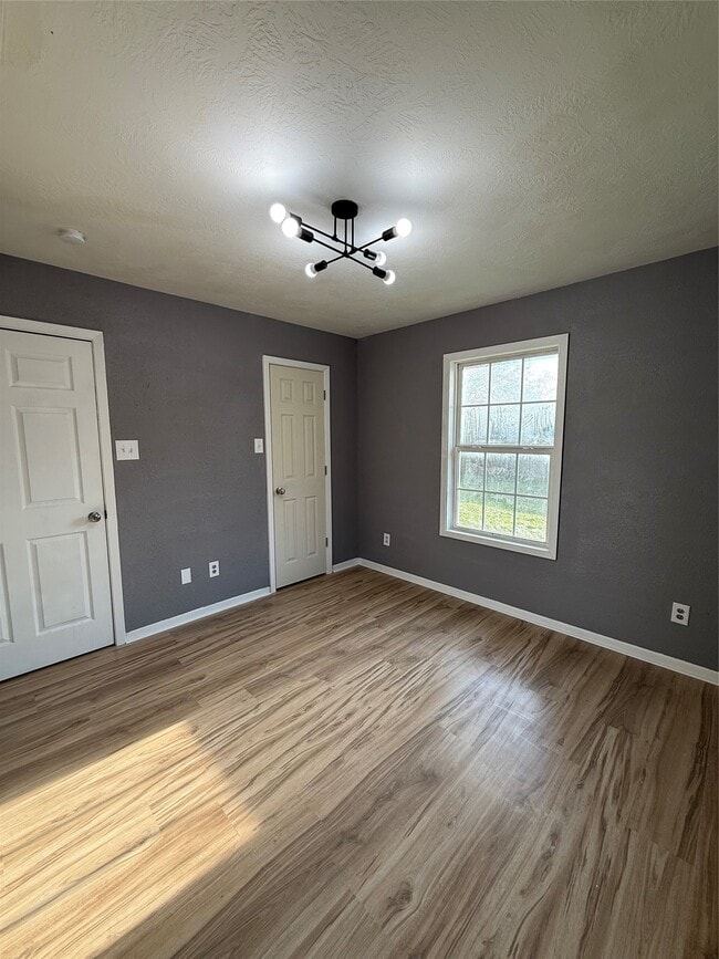 Building Photo - 1205 Thompson St