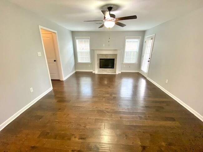 Building Photo - Move In Special! Half Off February Rent wi...