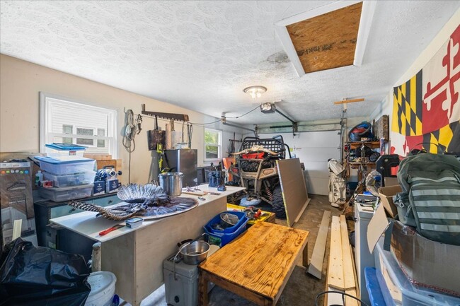 Building Photo - Spacious Home with Amazing Fenced Yard in ...