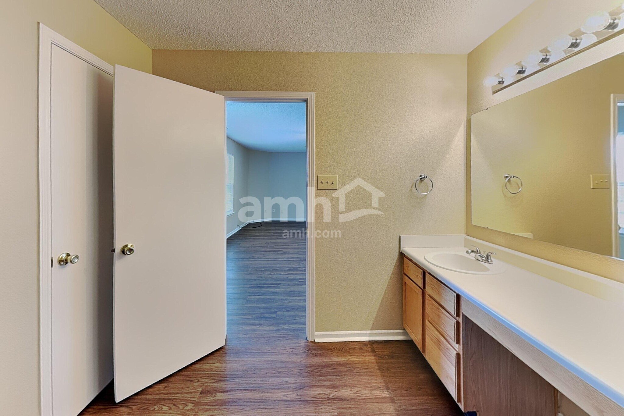 Building Photo - 14470 Forsythia Ln