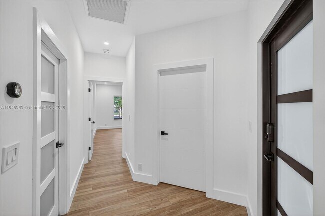 Building Photo - 1511 SW 30th Pl