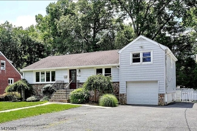 Building Photo - 684 Spring Ave