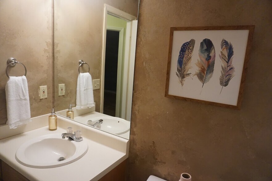 Full Hallway Bathroom - 124 River Oaks