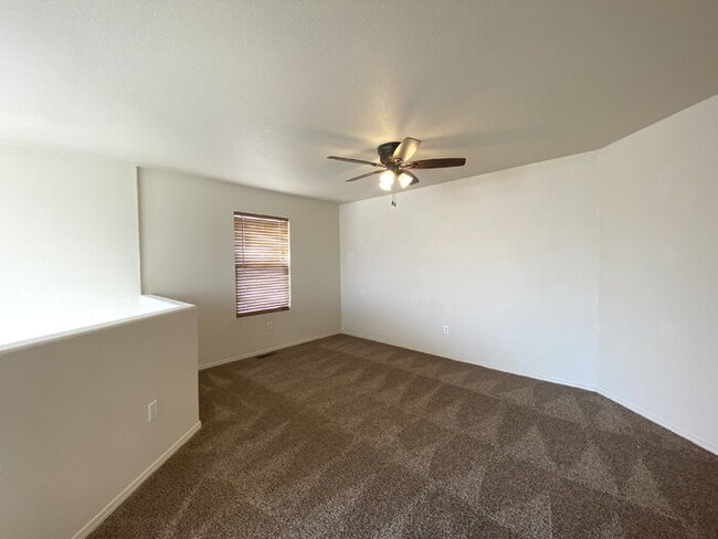 Building Photo - GATED COMMUNITY - 3 Bedroom w/Loft