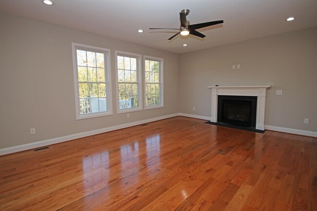 Building Photo - 2060 Willow Hill Dr