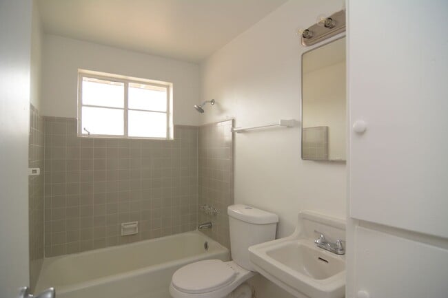 Building Photo - Updated 2 Bedroom 1 Bath! Located in Convenient Central Tucson Location!