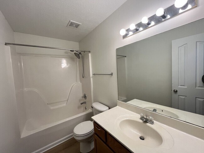 Building Photo - FRESHLY UPDATED RENTAL W/ FIREPLACE & FENC...