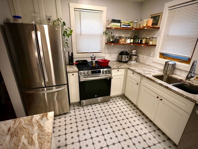 Building Photo - 5815-17 Holden St