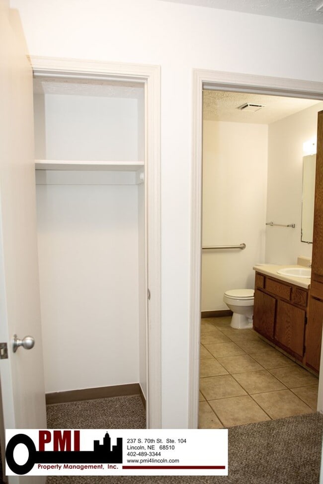 Building Photo - 2 Bedroom and 1 Bathroom Duplex Available ...