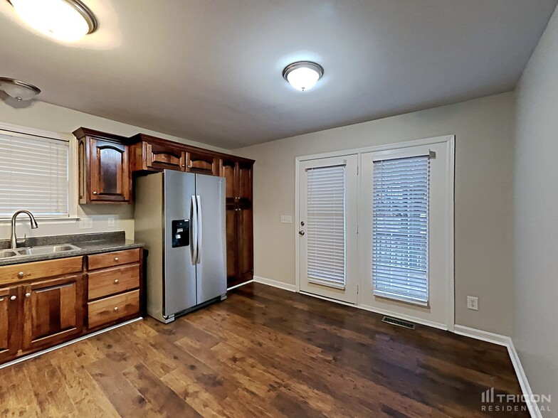 Building Photo - 703 Maple Ct