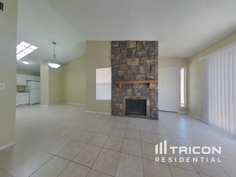 Building Photo - 6317 W Christy Dr