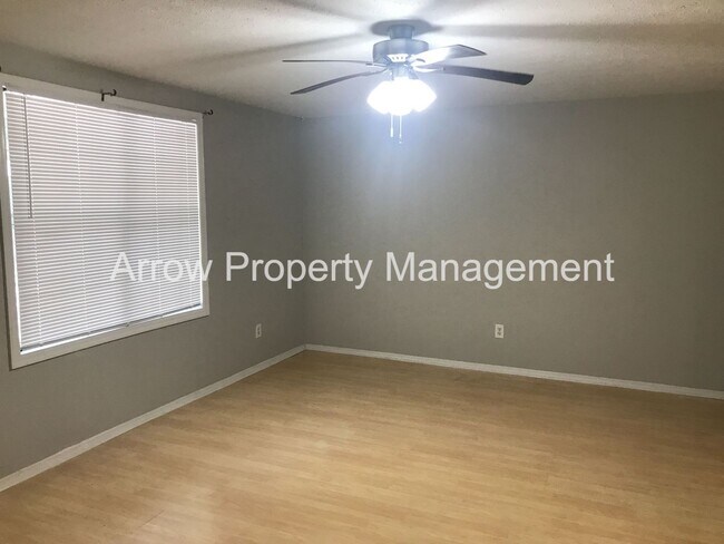 Building Photo - Great 2 Bedroom Townhome on Quiet Dead-End Street!