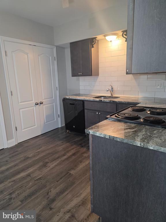 Building Photo - 320 Main St