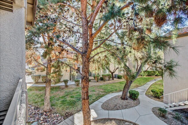 Building Photo - Pacific Legends 2 Bed Condo Near Pool