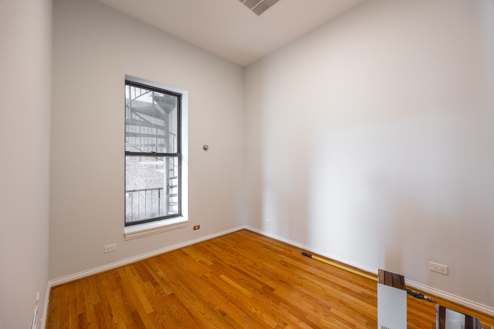 Building Photo - 646 N Damen Ave