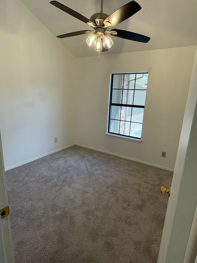 Building Photo - 3 BEDROOM 2 BATH 2 CAR GARAGE