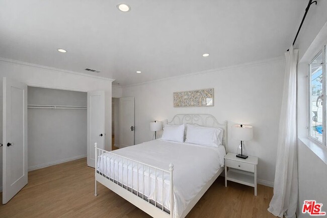 Building Photo - 1033 20th St